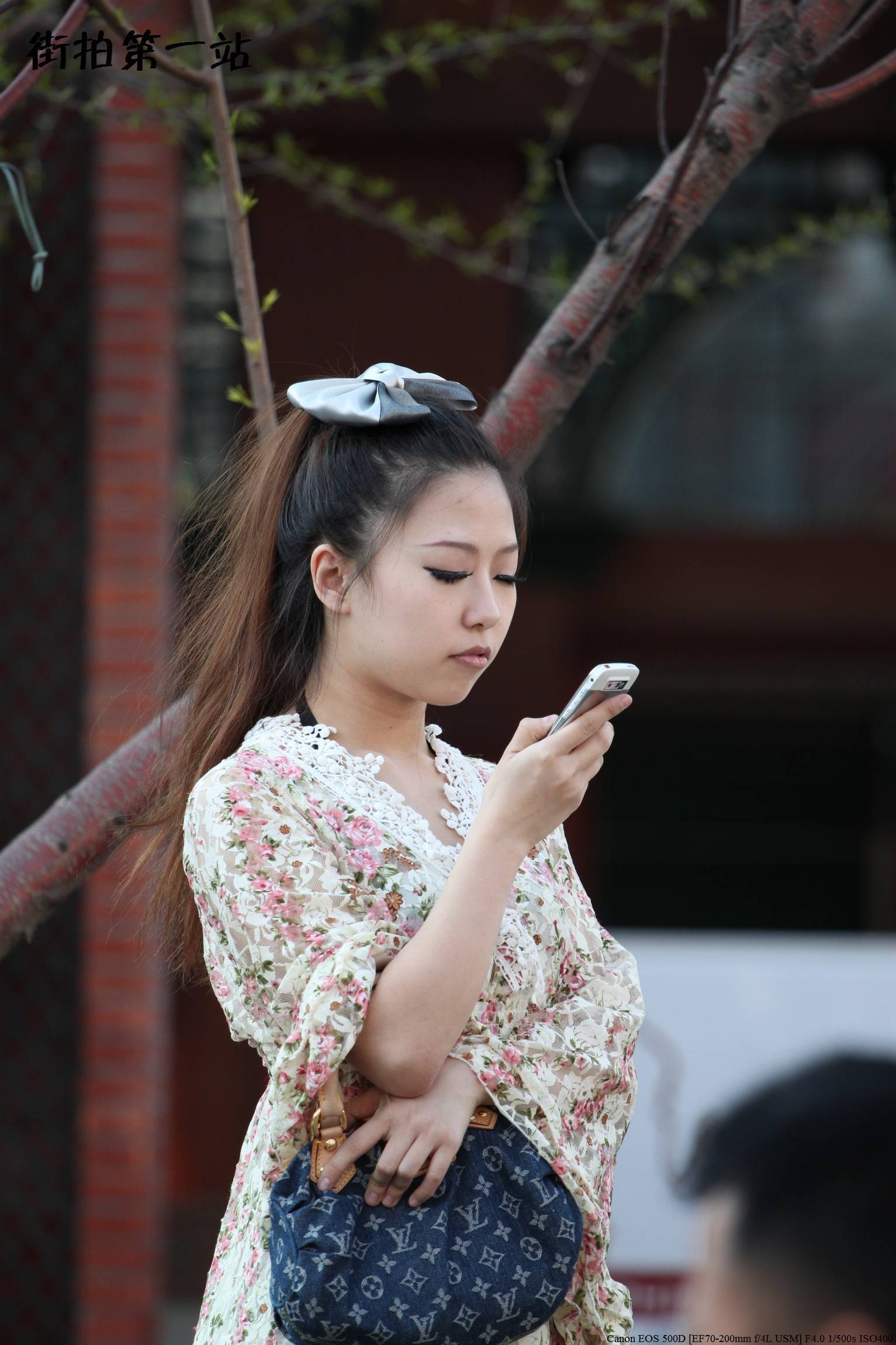 [网络收集] 2013.08.21 骑在男人肩上的黑丝妹妹